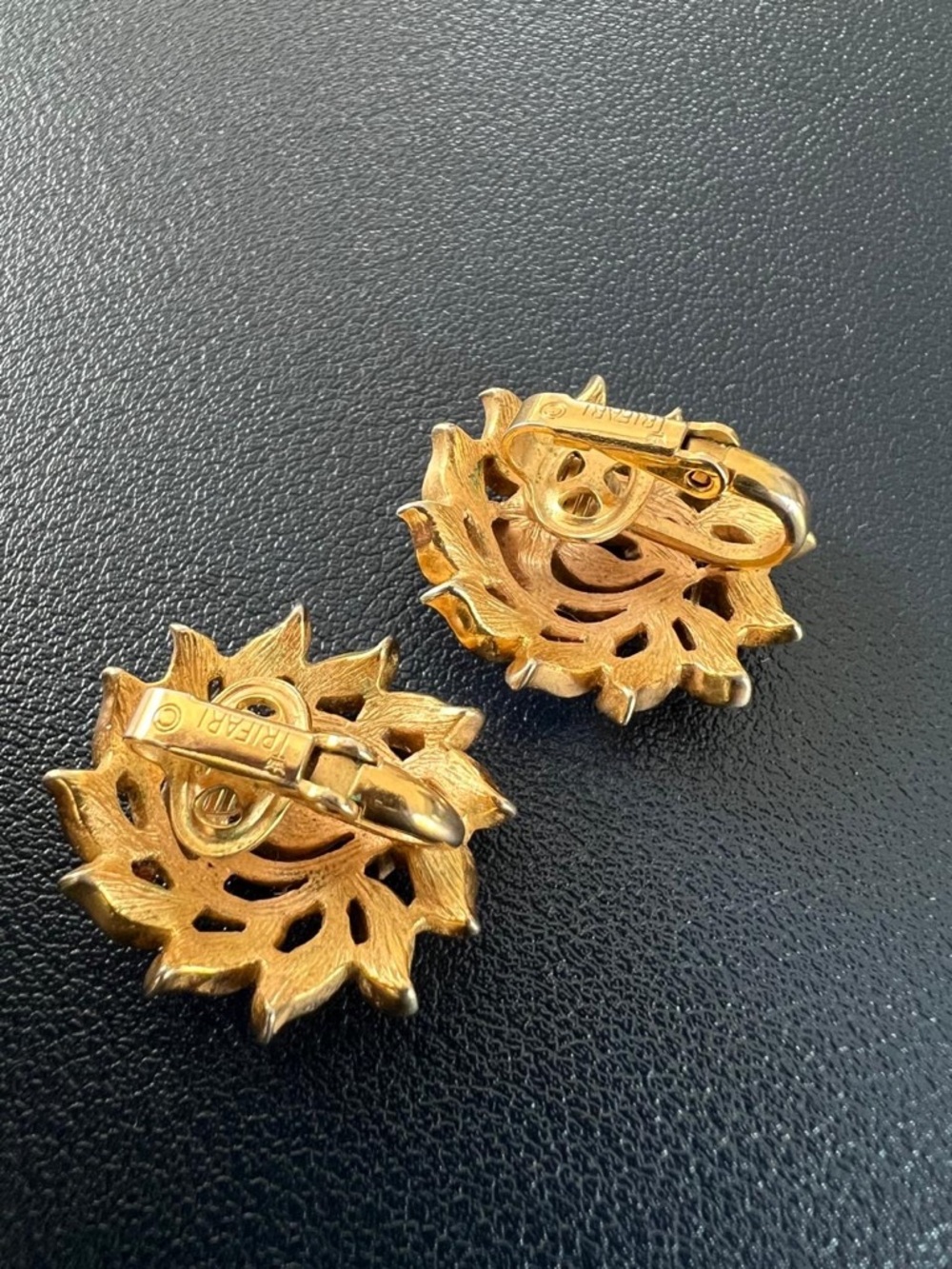 Vintage Trifari Gold Tone Leaf Swirl Clip on Earring - Picture 4 of 5